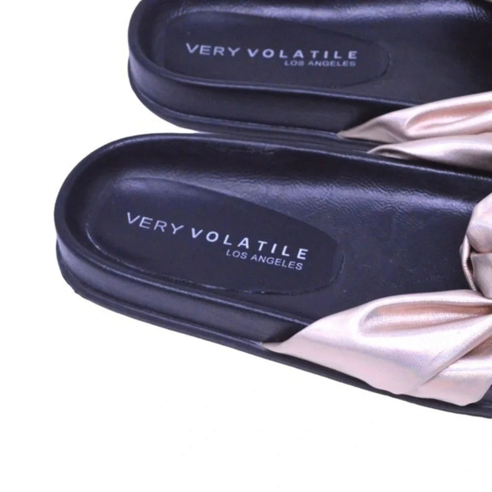 Very Volatile Los Angeles Glaze Rose Gold Satin Twist‎ Thong Sandals, Size 8